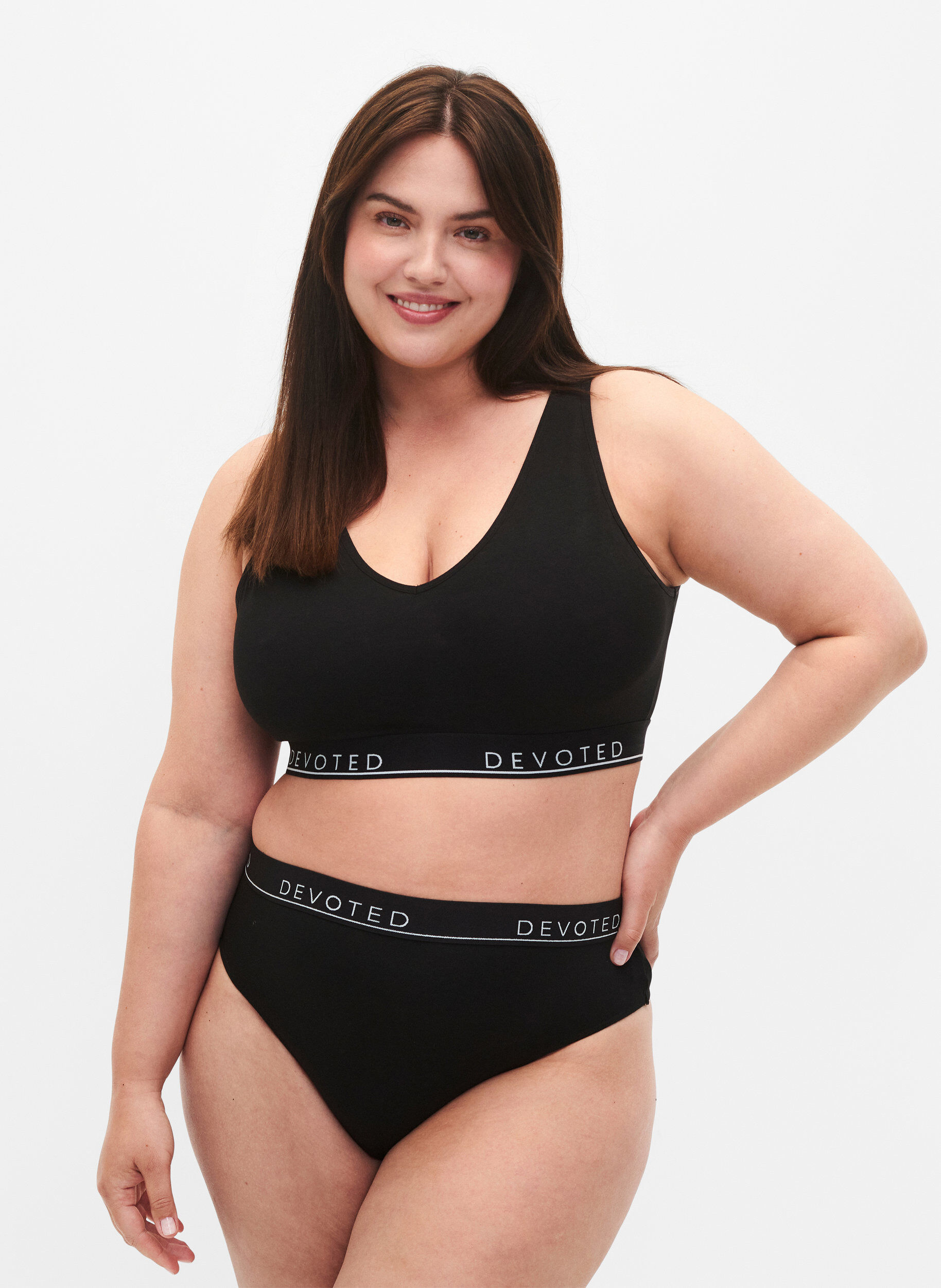 Zizzi Puuvillaiset stringit normaalilla vy&ouml;t&auml;r&ouml;ll&auml;, Musta, Model image number 0