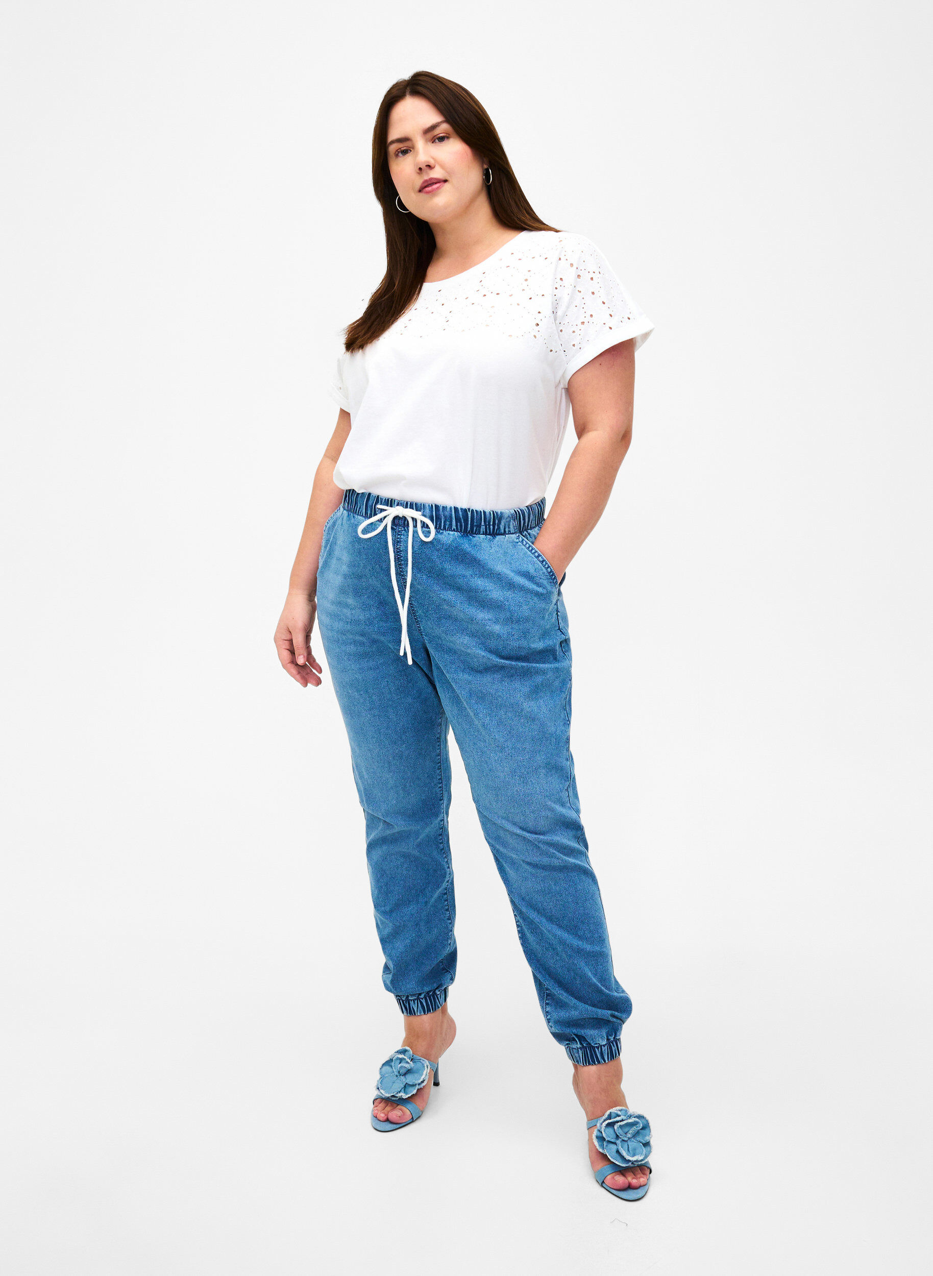 Zizzi Luomupuuvillasta valmistettu T-paita broderie anglaise -reunuksella, Bright White, Model image number 2