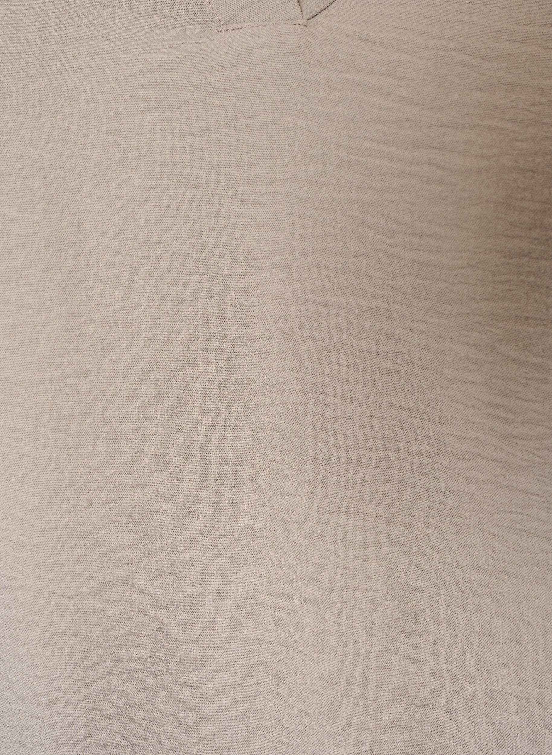 ZizziPusero pallomaisella siluetilla ja V-p&auml;&auml;ntiell&auml;, Beige, Packshot image number 2