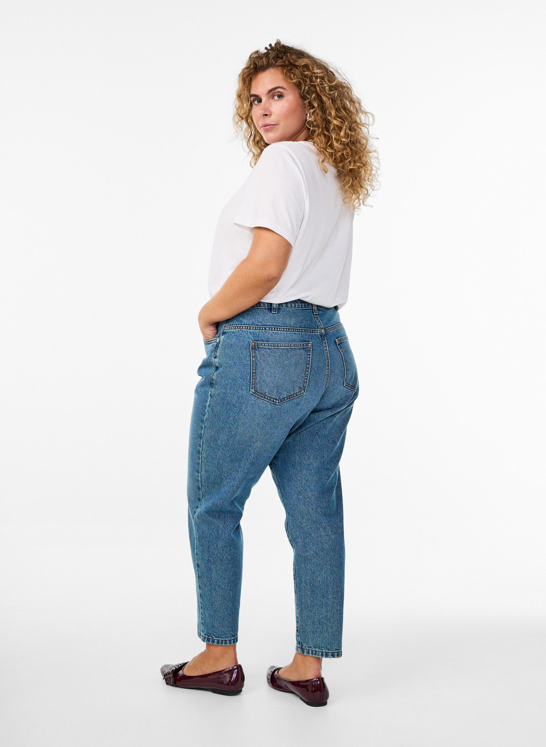 ZizziMille Mom Fit -farkut korkealla vy&ouml;t&auml;r&ouml;ll&auml;, Sininen, Model image number 1