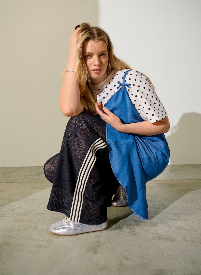 Leve&auml;lahkeiset pitsihousut kontrastiraidoilla, Musta, Image image number 0