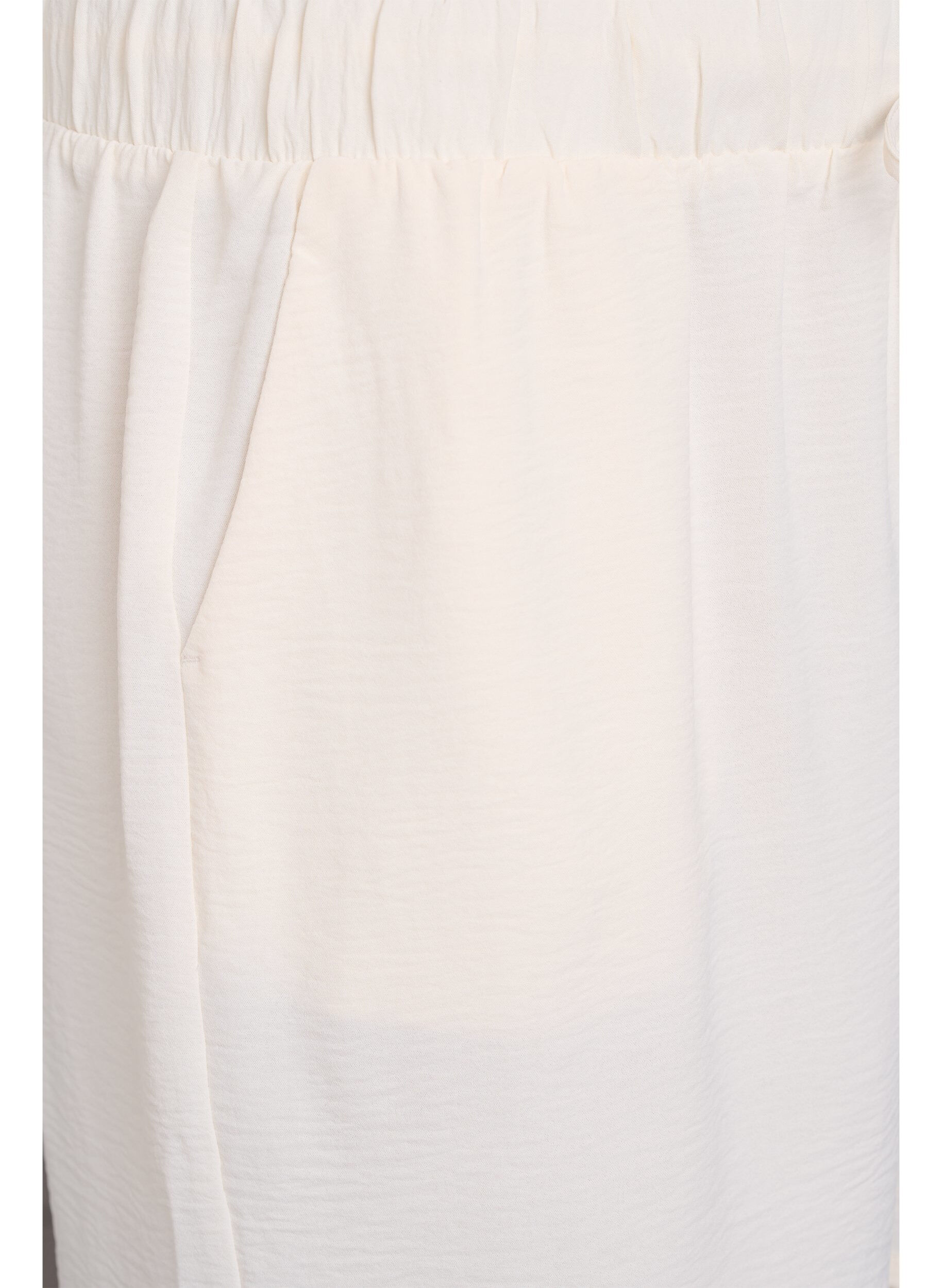 ZizziShortsit, joissa on taskut ja joustava vy&ouml;t&auml;r&ouml;nauha, Vanilja, Packshot image number 2