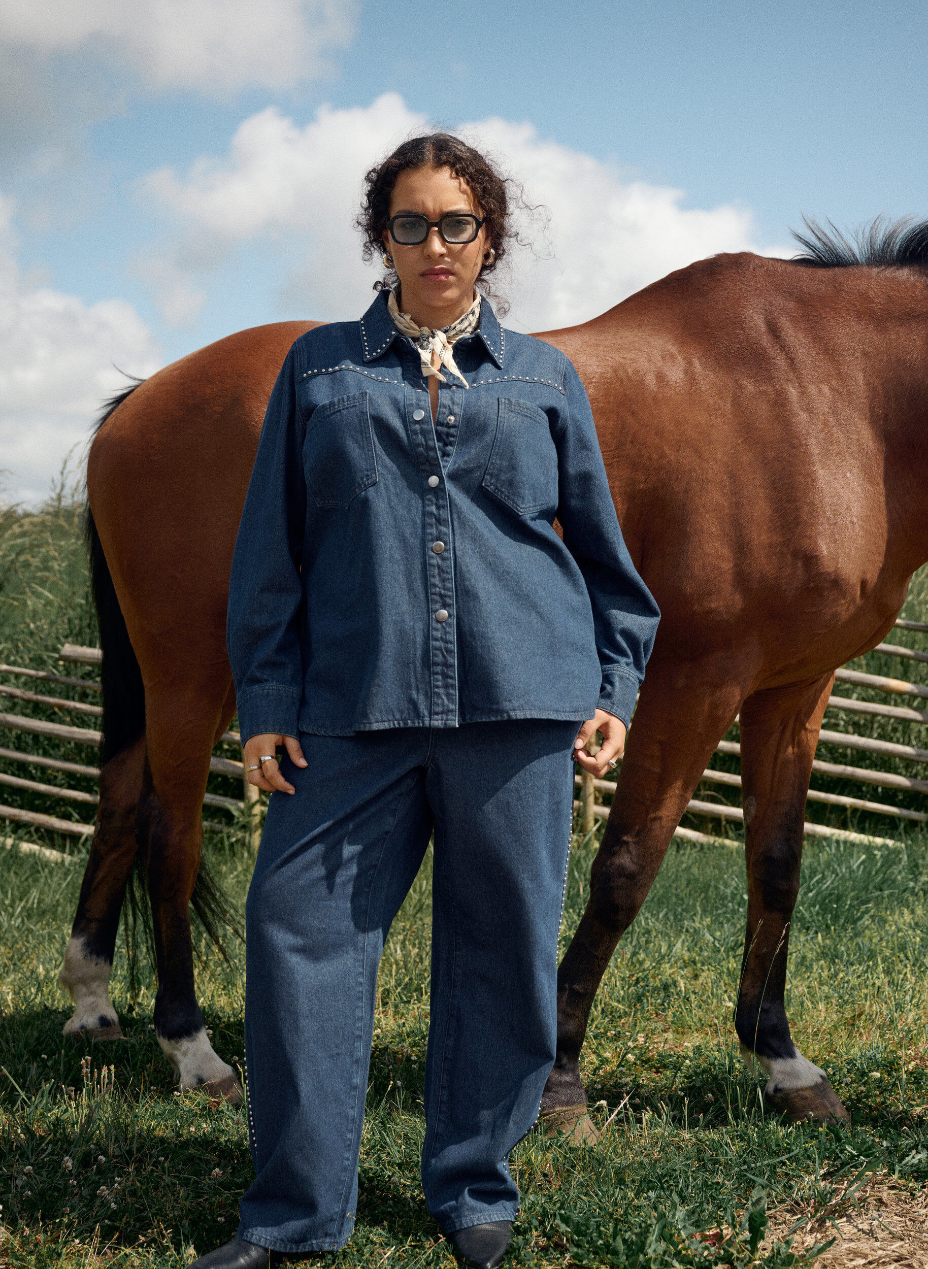 Zizzi Leve&auml;lahkeiset farkut niiteill&auml; ja korkealla vy&ouml;t&auml;r&ouml;ll&auml;, Sininen, Image image number 0