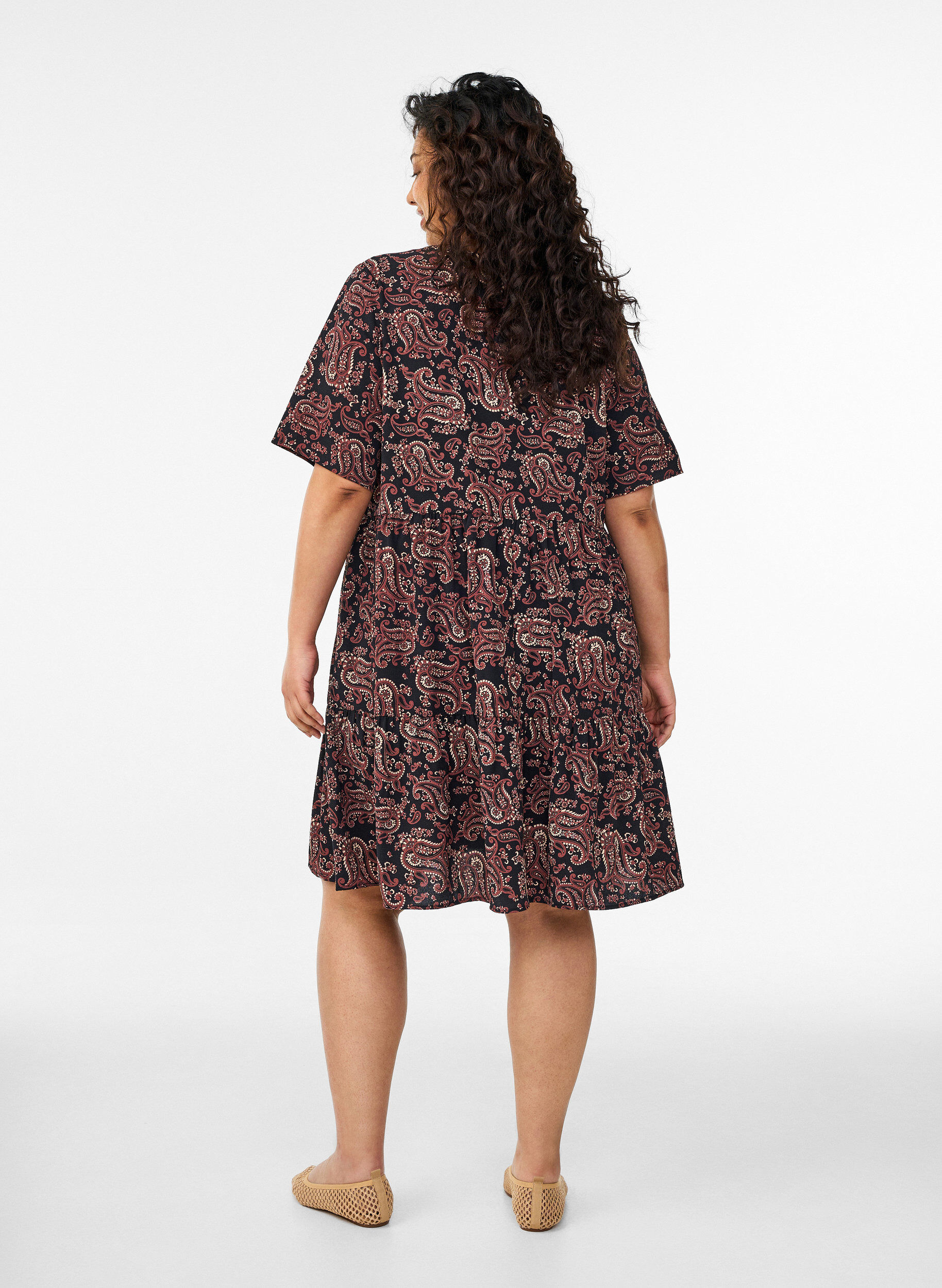 Zizzi Lyhythihainen A-linjainen mekko, jossa on leikkauslinja, Musta, Model image number 2