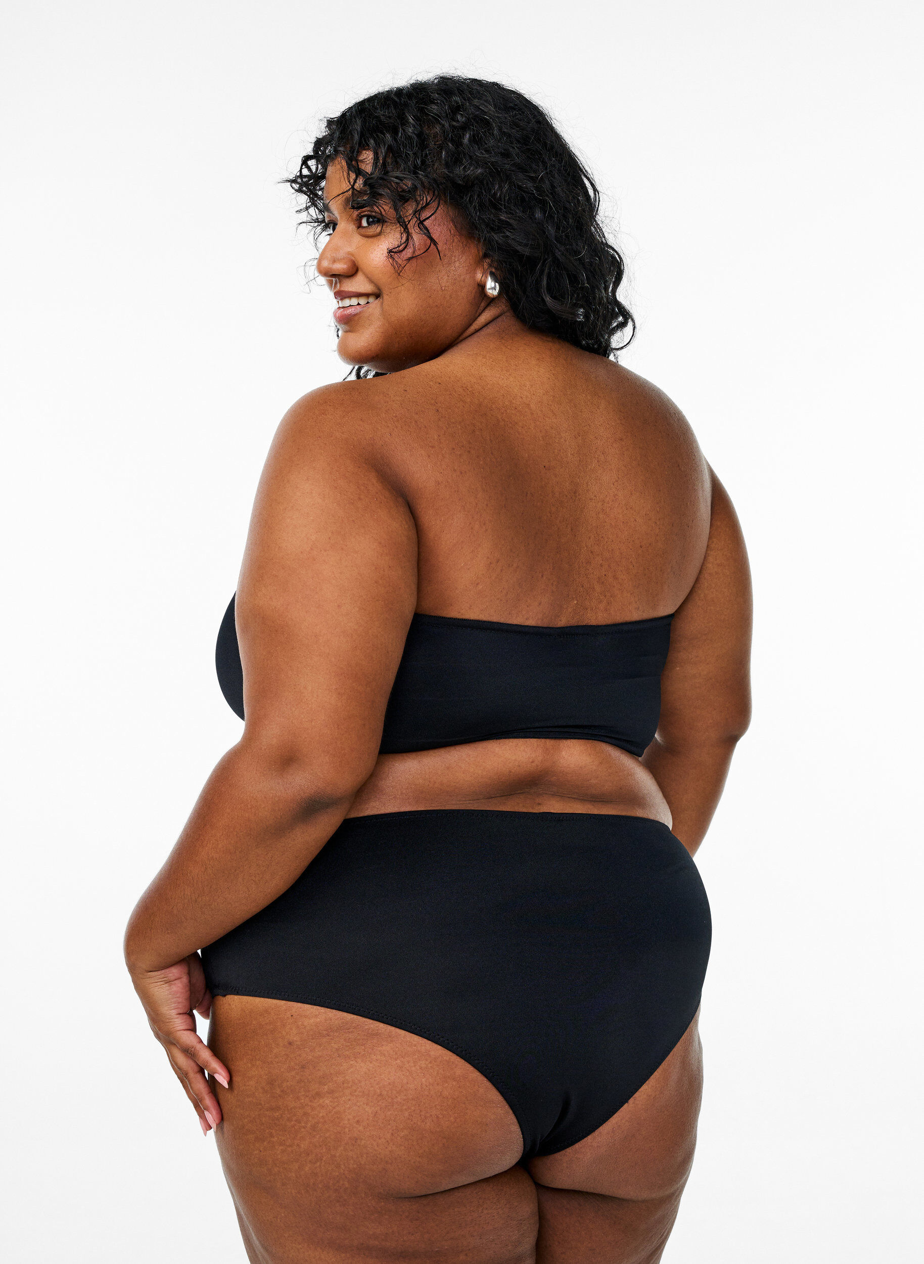 Zizzi Yksiv&auml;rinen bandeau-bikiniyl&auml;osa, Musta, Model image number 2