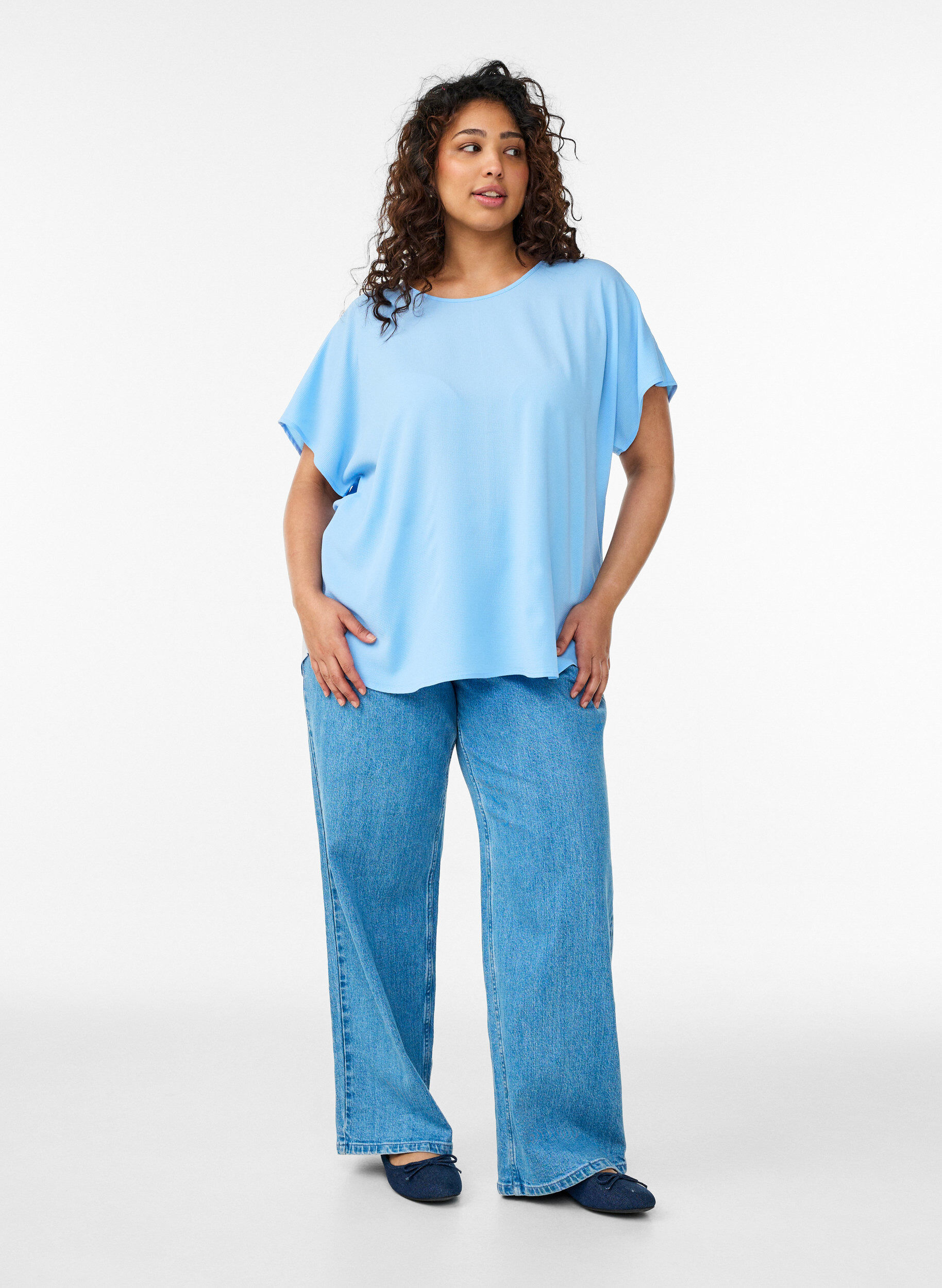 ZizziPusero lyhyill&auml; hihoilla ja py&ouml;re&auml;ll&auml; p&auml;&auml;ntiell&auml;, Sininen, Model image number 1