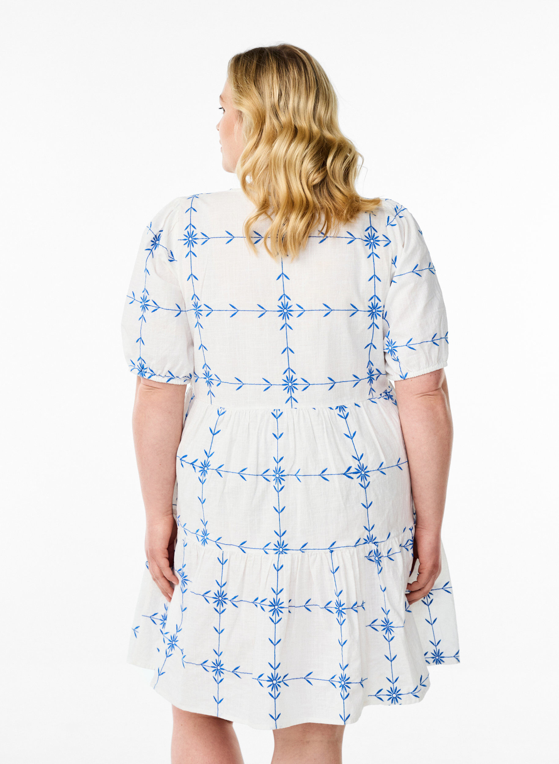 Zizzi Lyhyt kirjailtu mekko, jossa on V-p&auml;&auml;ntie, Valkoinen, Model image number 2