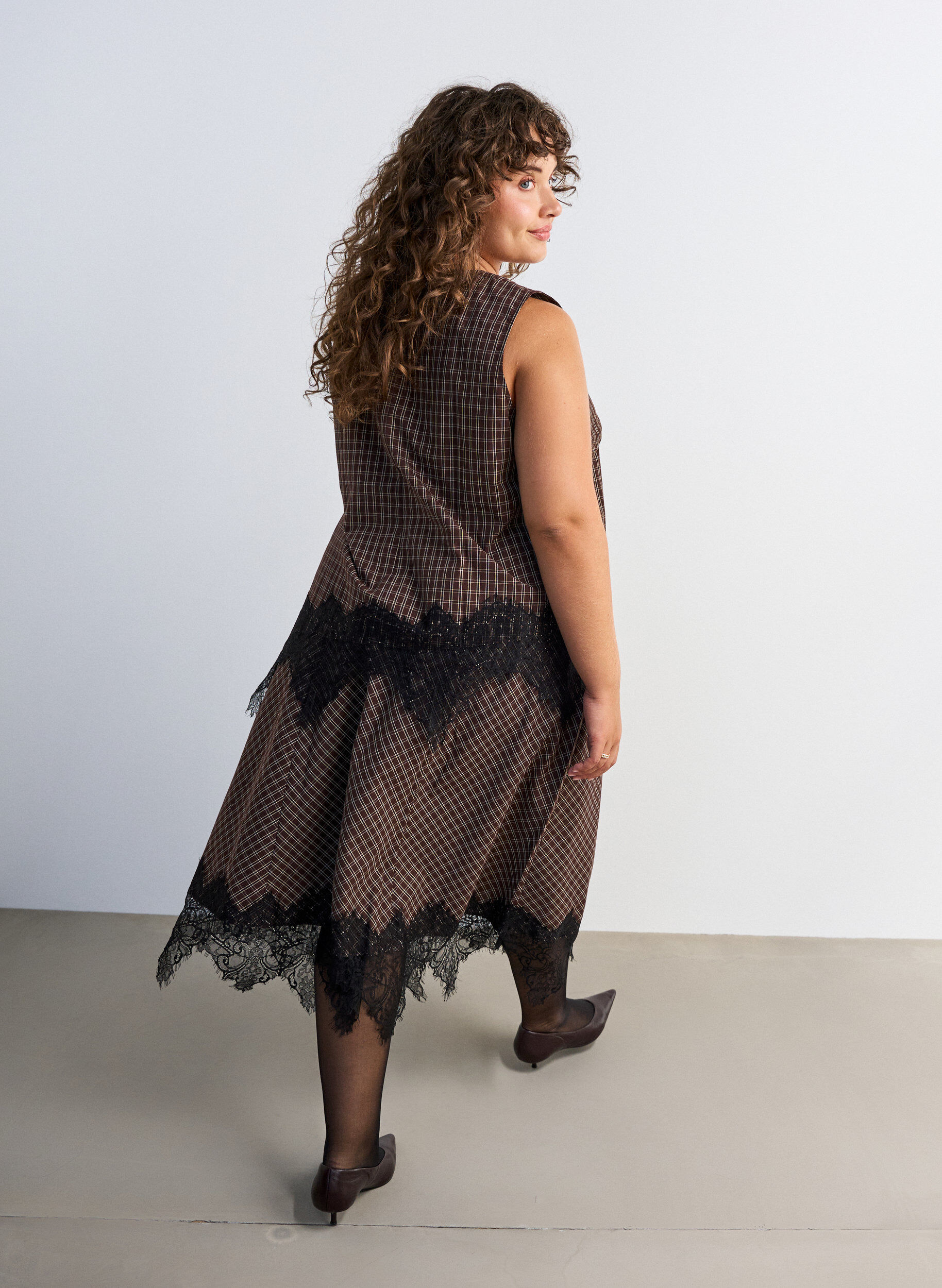 ZizziRuudullinen toppi ep&auml;symmetrisell&auml; pitsireunuksella, Ruskea, Model image number 2
