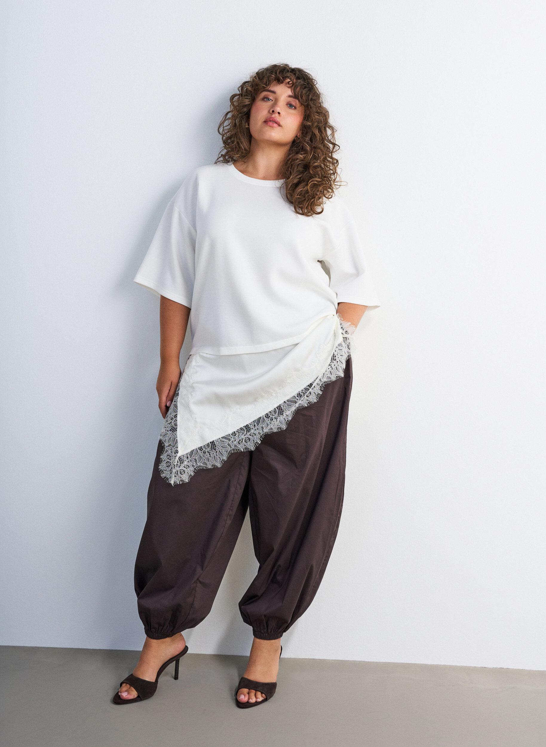 ZizziJerseypusero kerroslookilla ja pitsill&auml;, Vanilja, Model image number 0