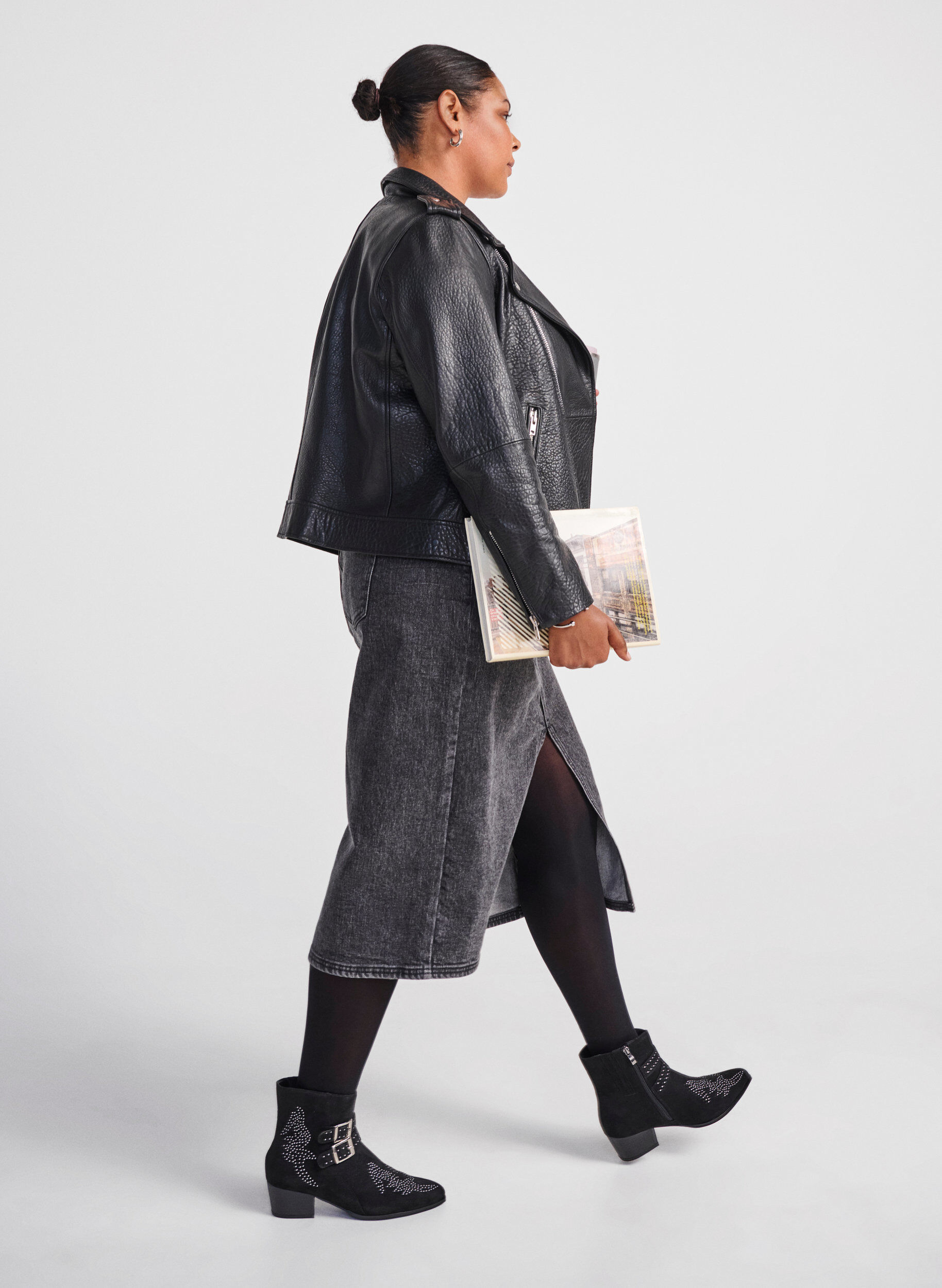 Zizzi Leve&auml;lestiset - Lyhyt saapas niiteill&auml; ja soljilla, Black, Image image number 0