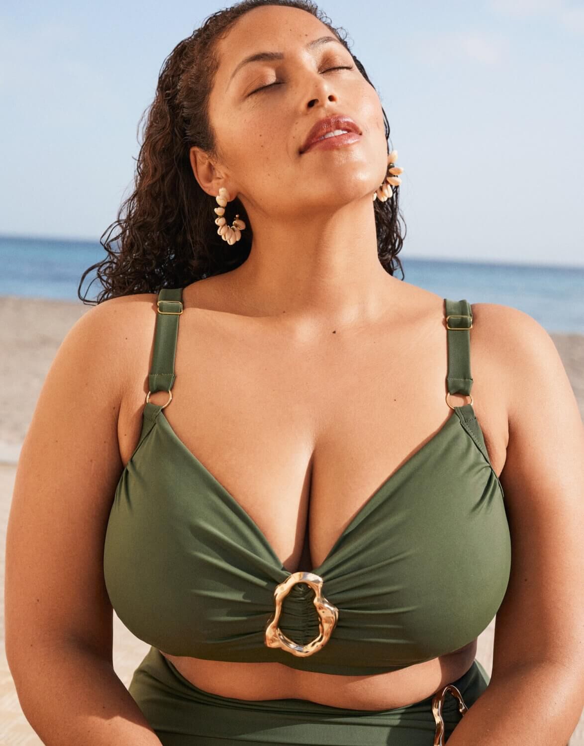 Mustat bikiniyl&auml;osat