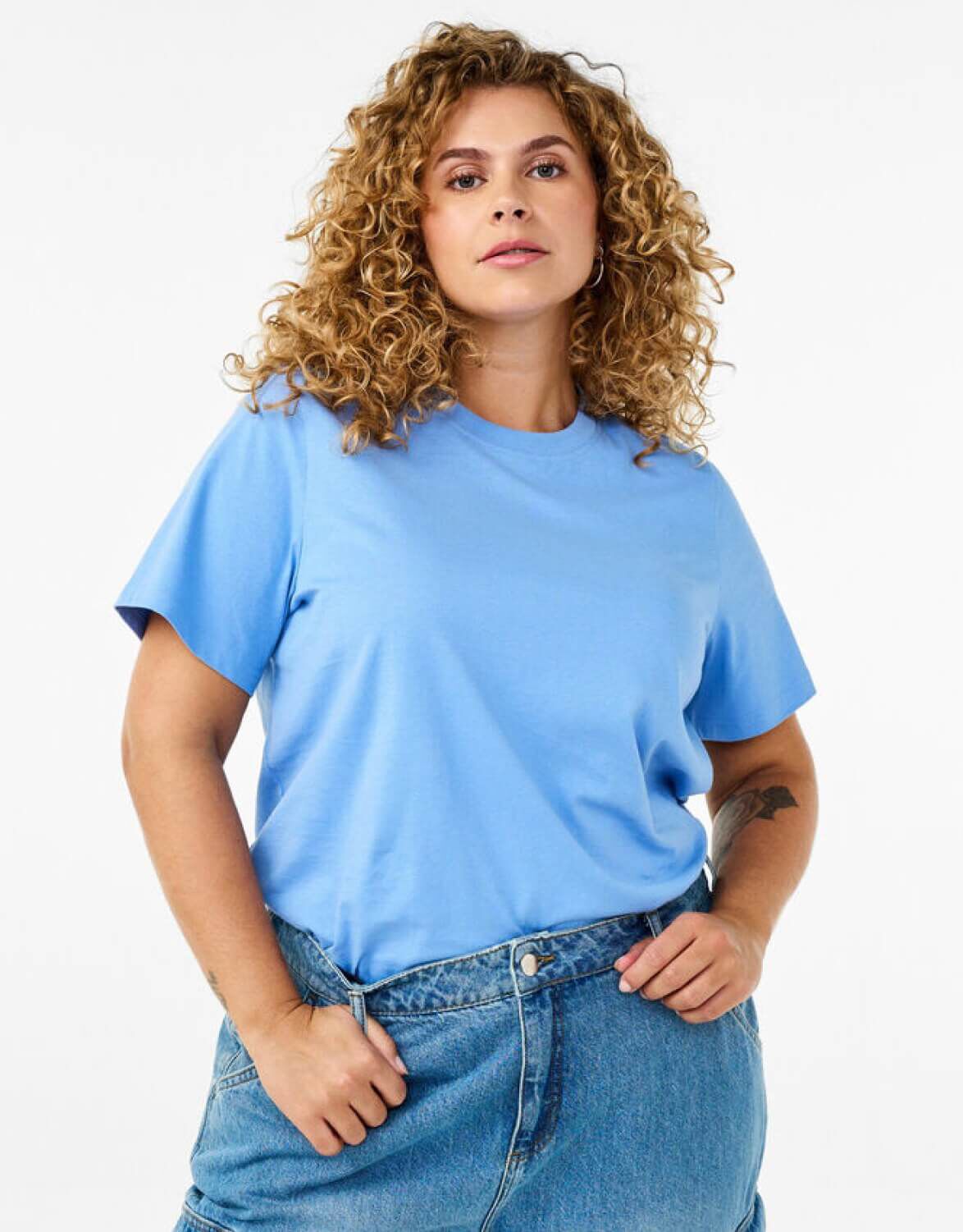 T-paidat & topit hintaan 34,99