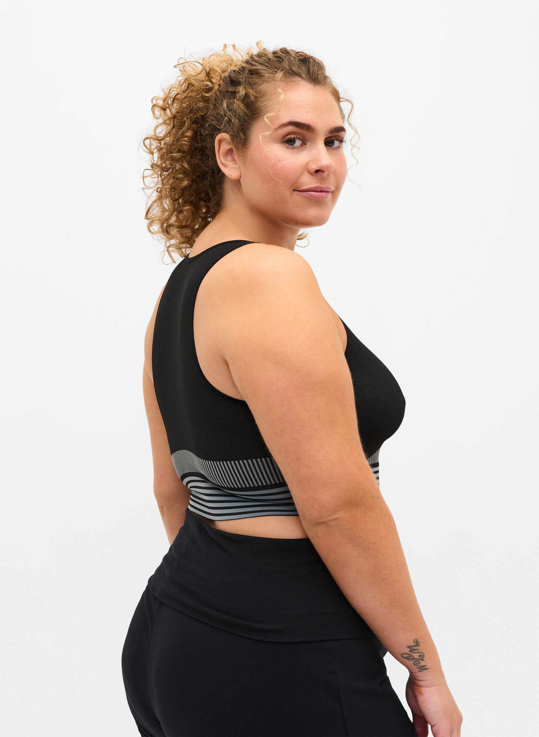 Raidalliset urheilurintaliivit, Black, Model
