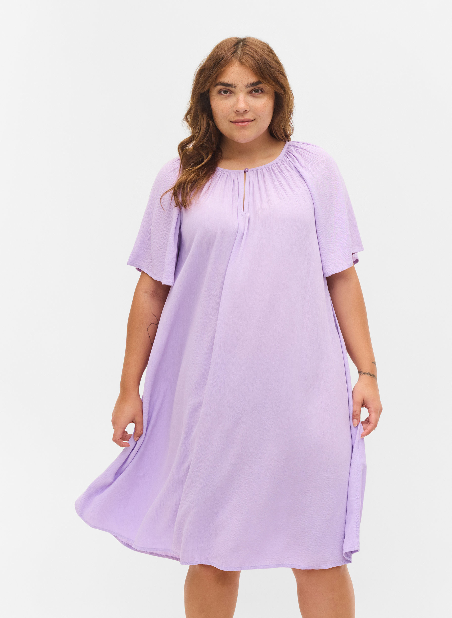 Lyhythihainen mekko viskoosista, Lavendula, Model