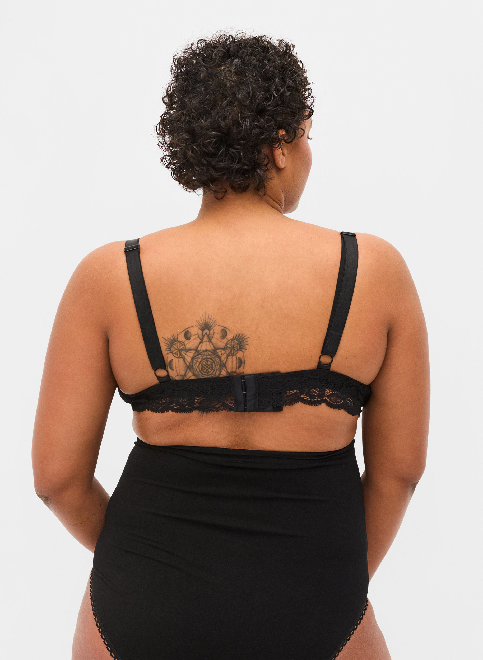 Imetysrintaliivit pitsillä, Black, Model