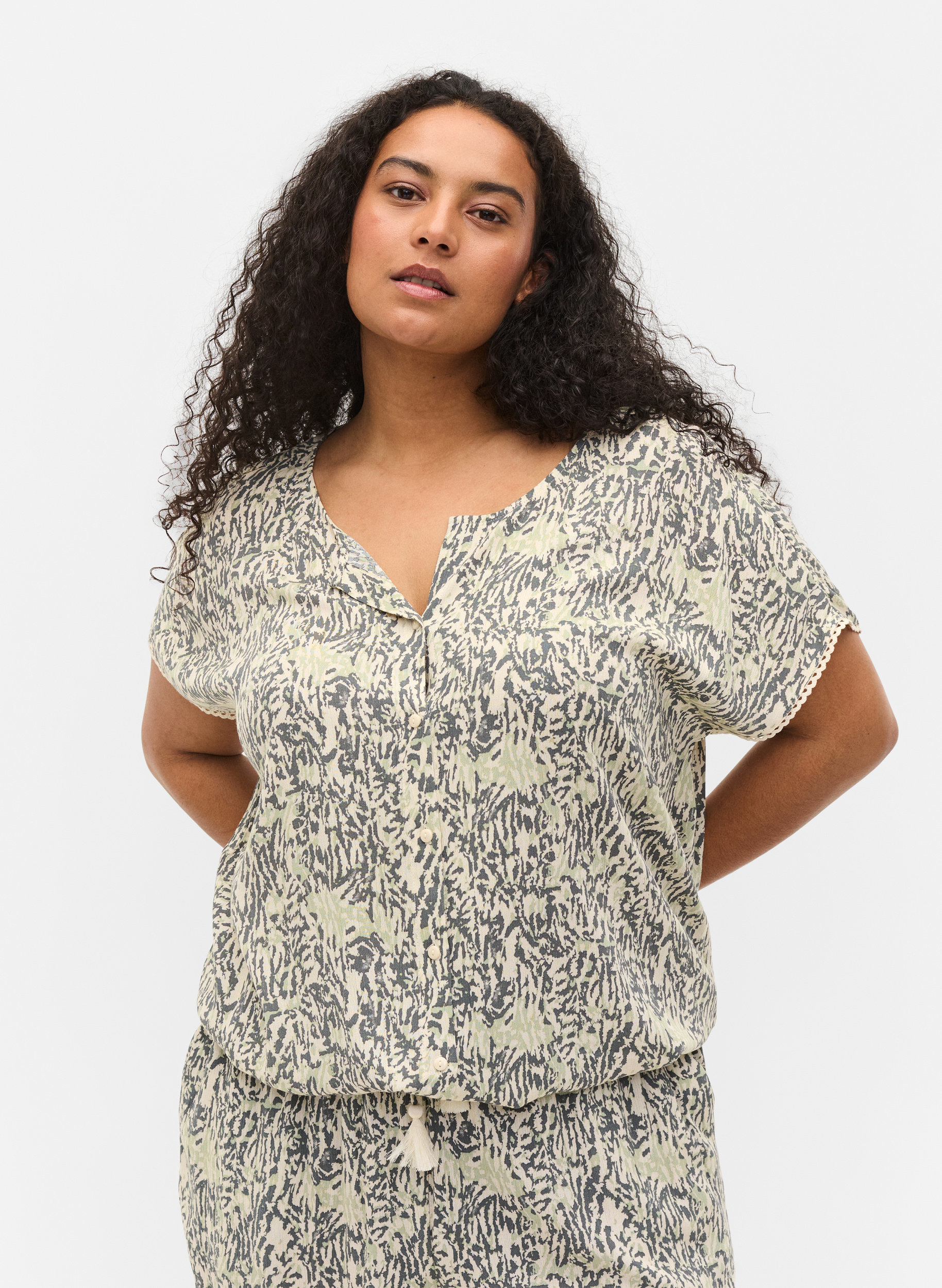 Lyhythihainen viskoosipusero kuosilla, Balsam Green AOP, Model