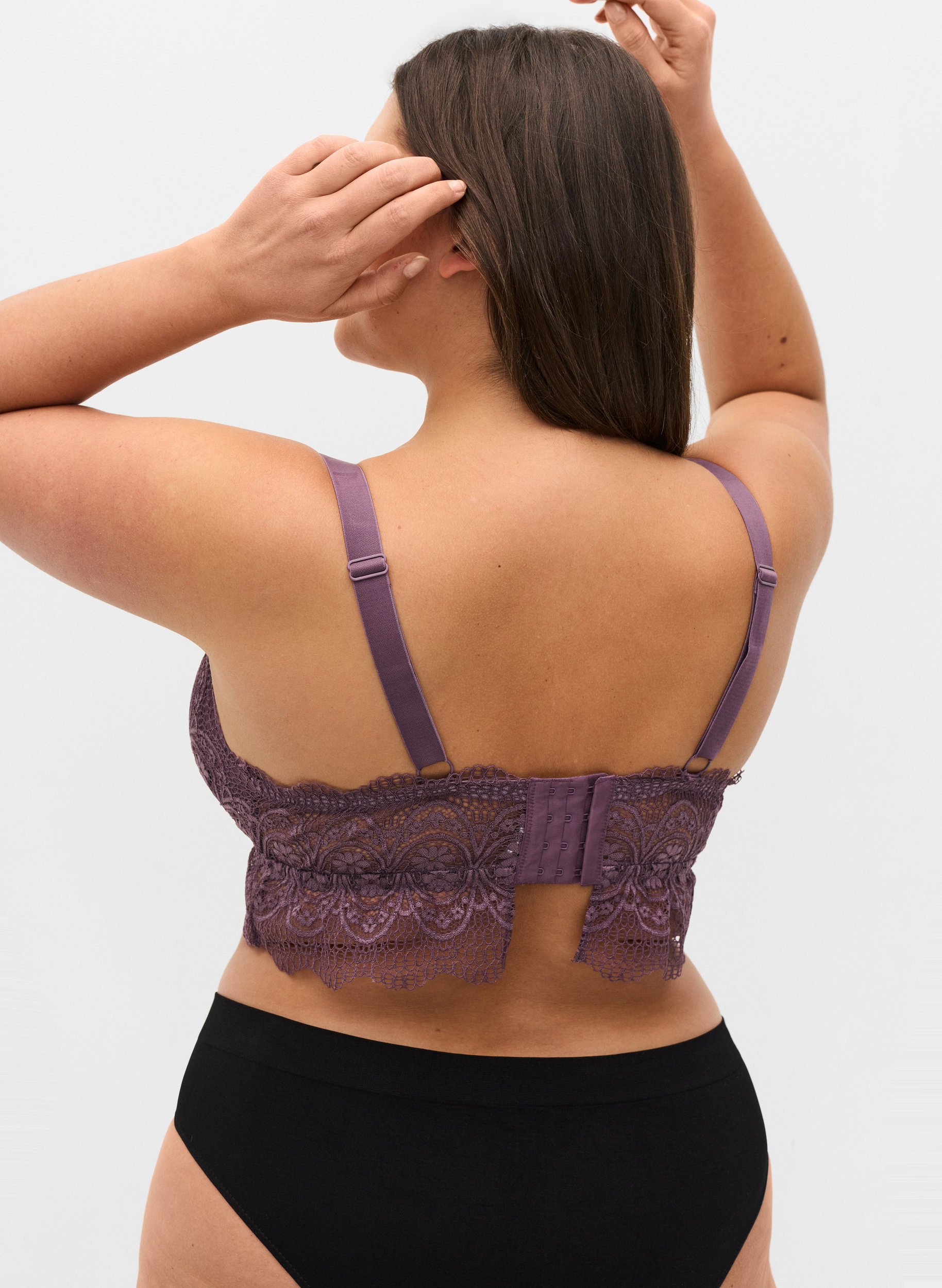 Pitsirintaliivit etukiinnityksellä, Black Plum, Model
