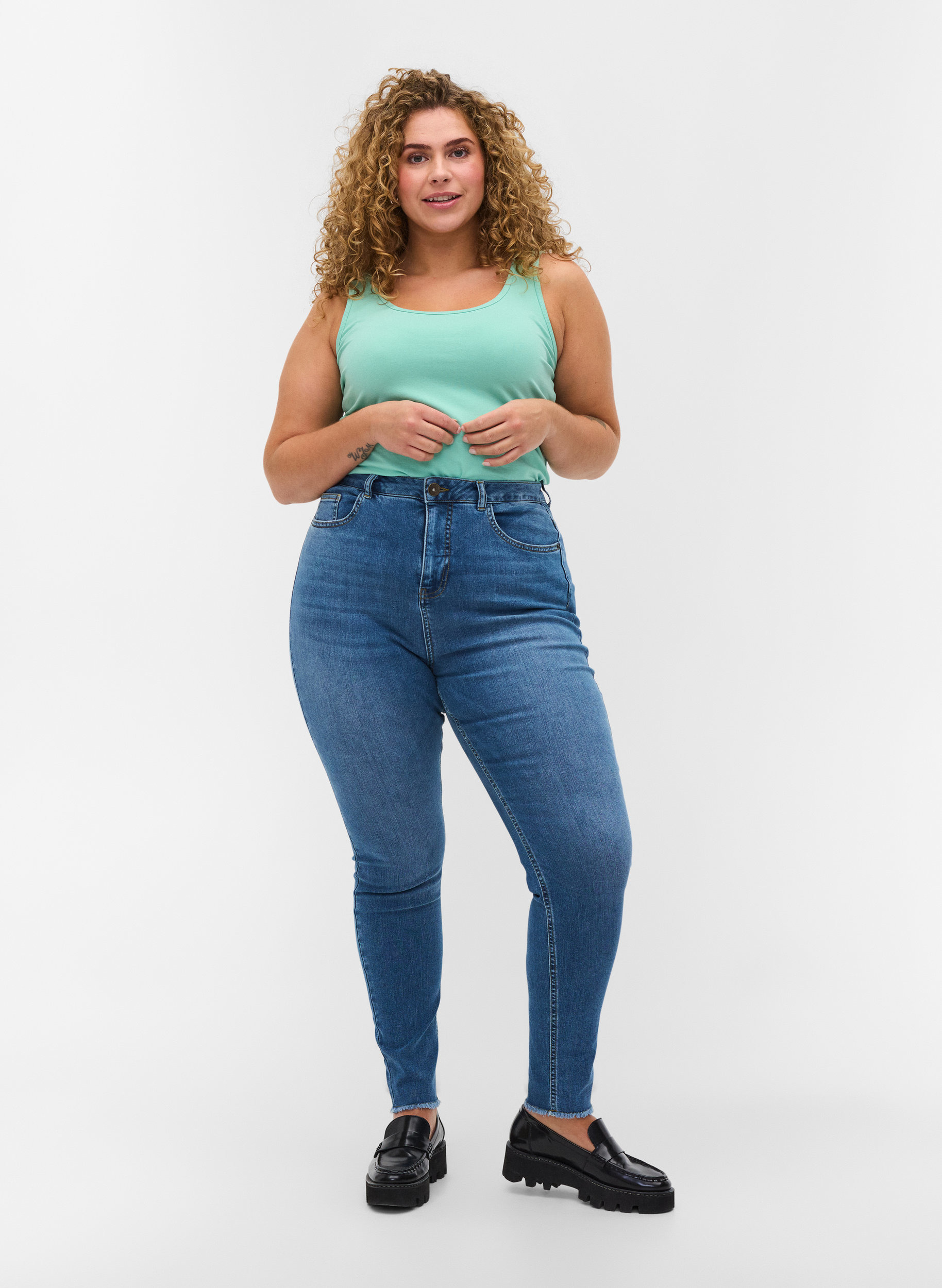 Bea farkut ekstrakorkealla vyötäröllä, Blue denim, Model