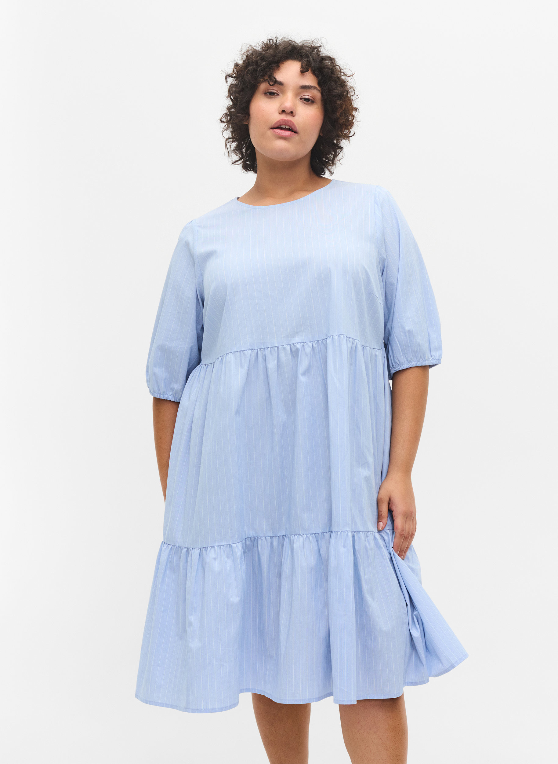 Raidallinen mekko lyhyillä puhvihihoilla, Blue As Sample, Model