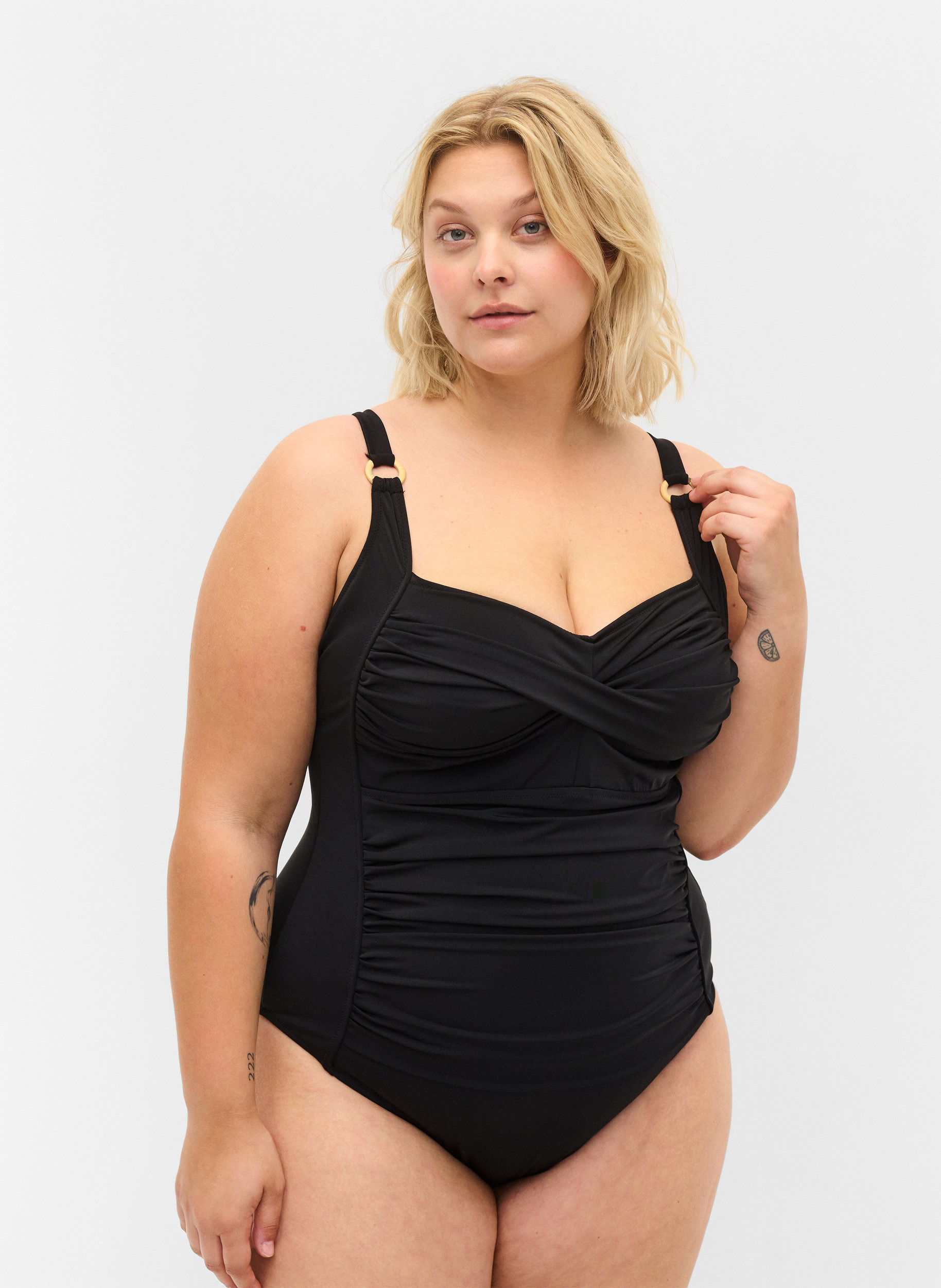 Uimapuku toppauksella ja rypytyksellä, Black, Model