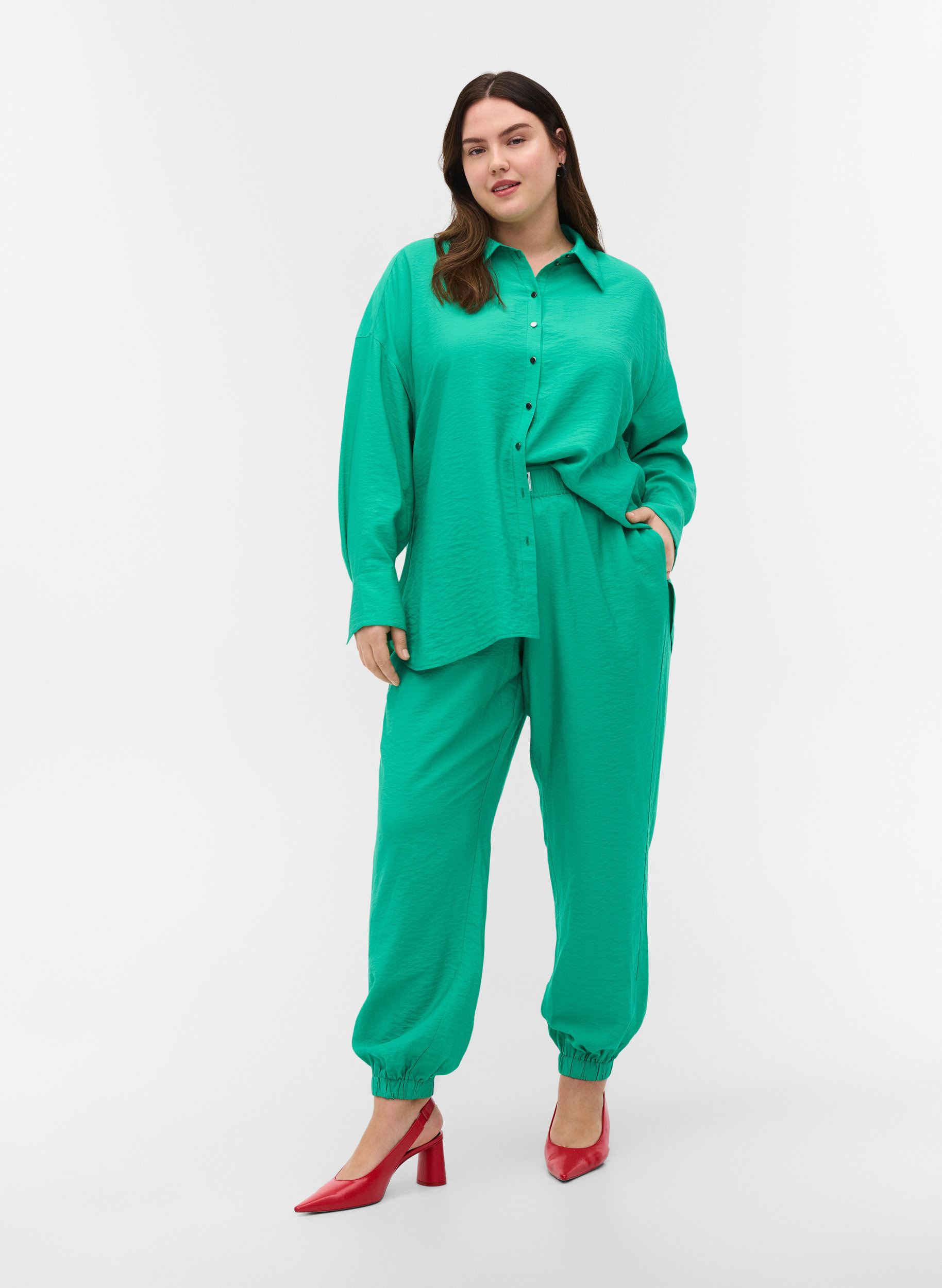 Väljät viskoosihousut joustoreunuksella ja taskuilla, Mint, Model