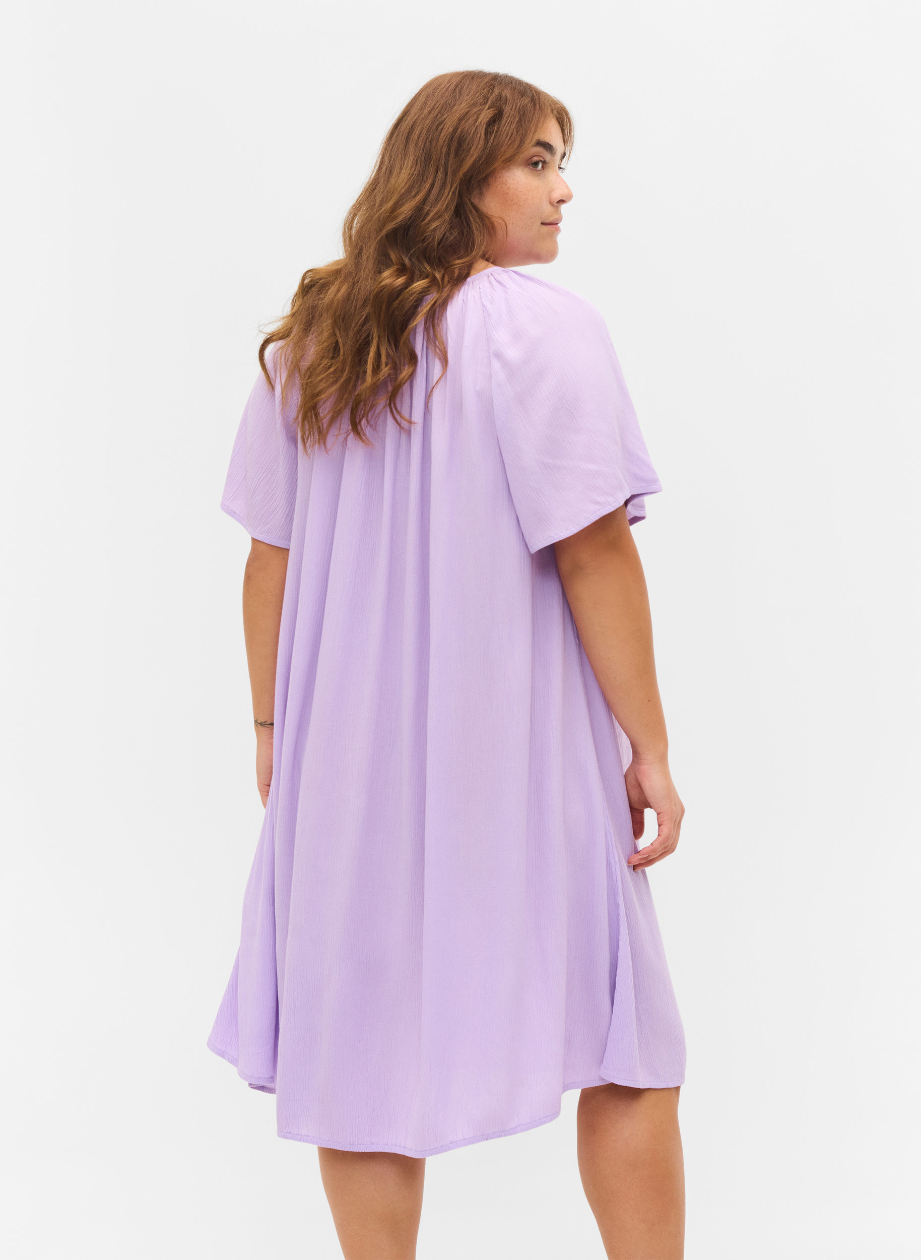Lyhythihainen mekko viskoosista, Lavendula, Model