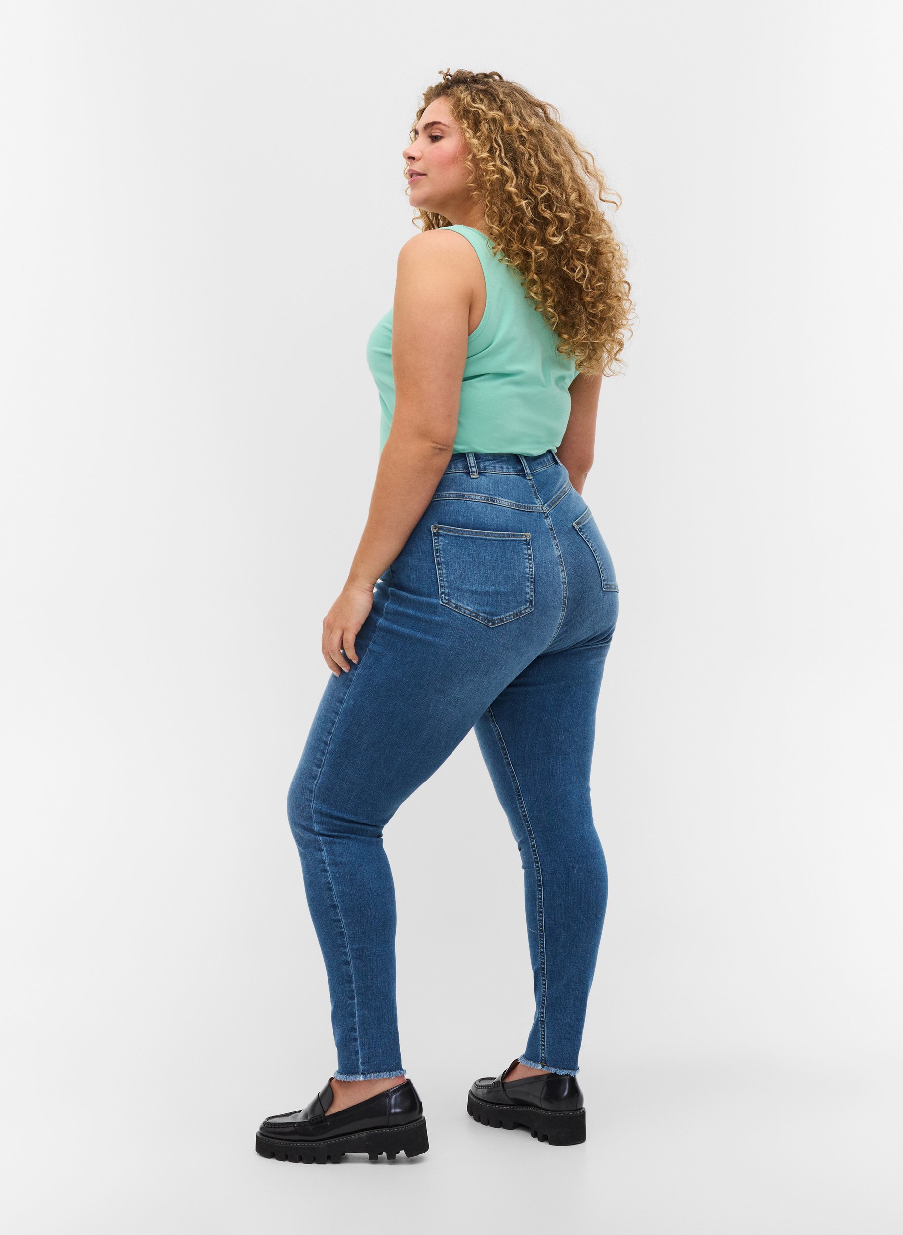 Bea farkut ekstrakorkealla vyötäröllä, Blue denim, Model