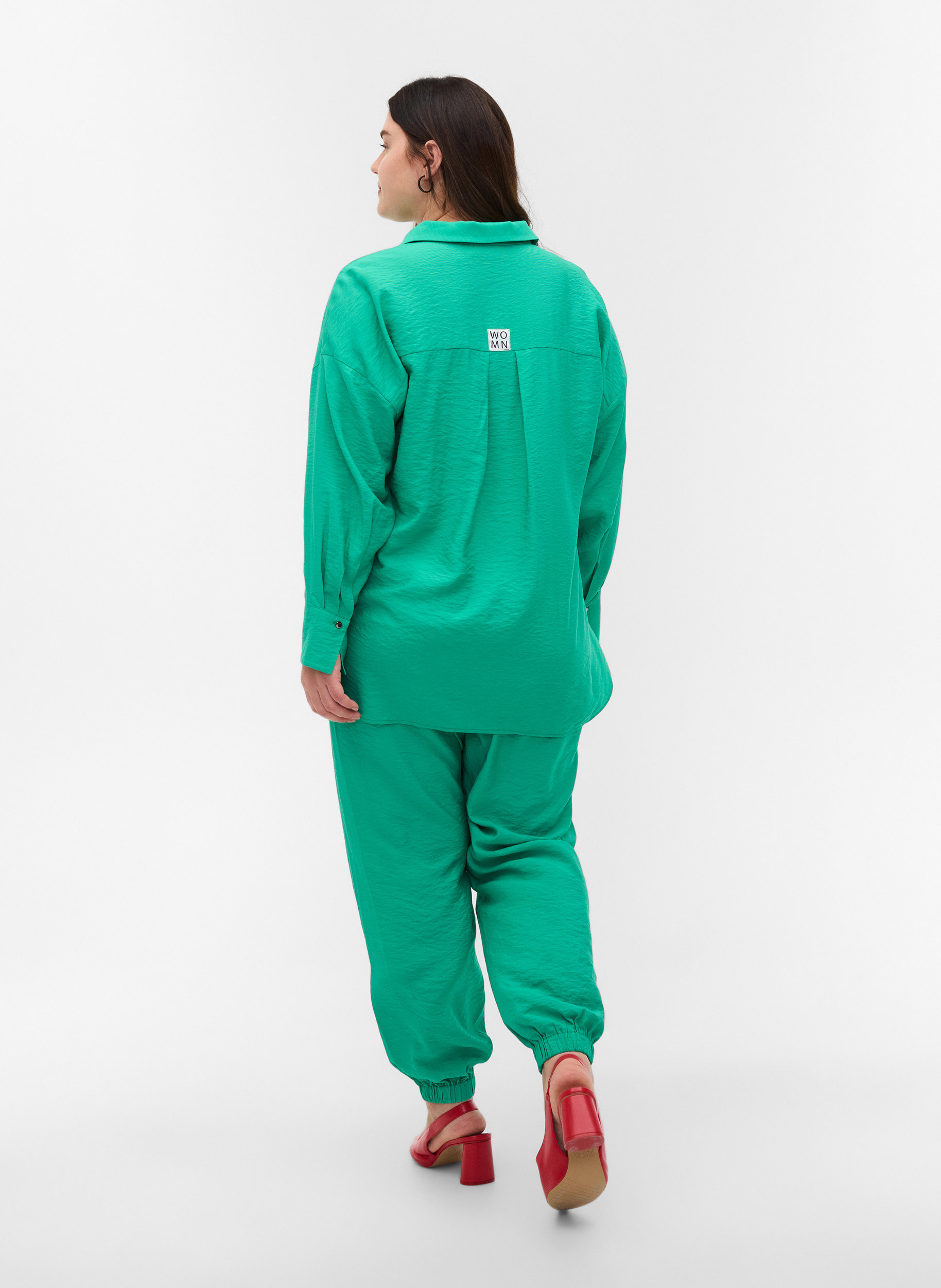 Väljät viskoosihousut joustoreunuksella ja taskuilla, Mint, Model