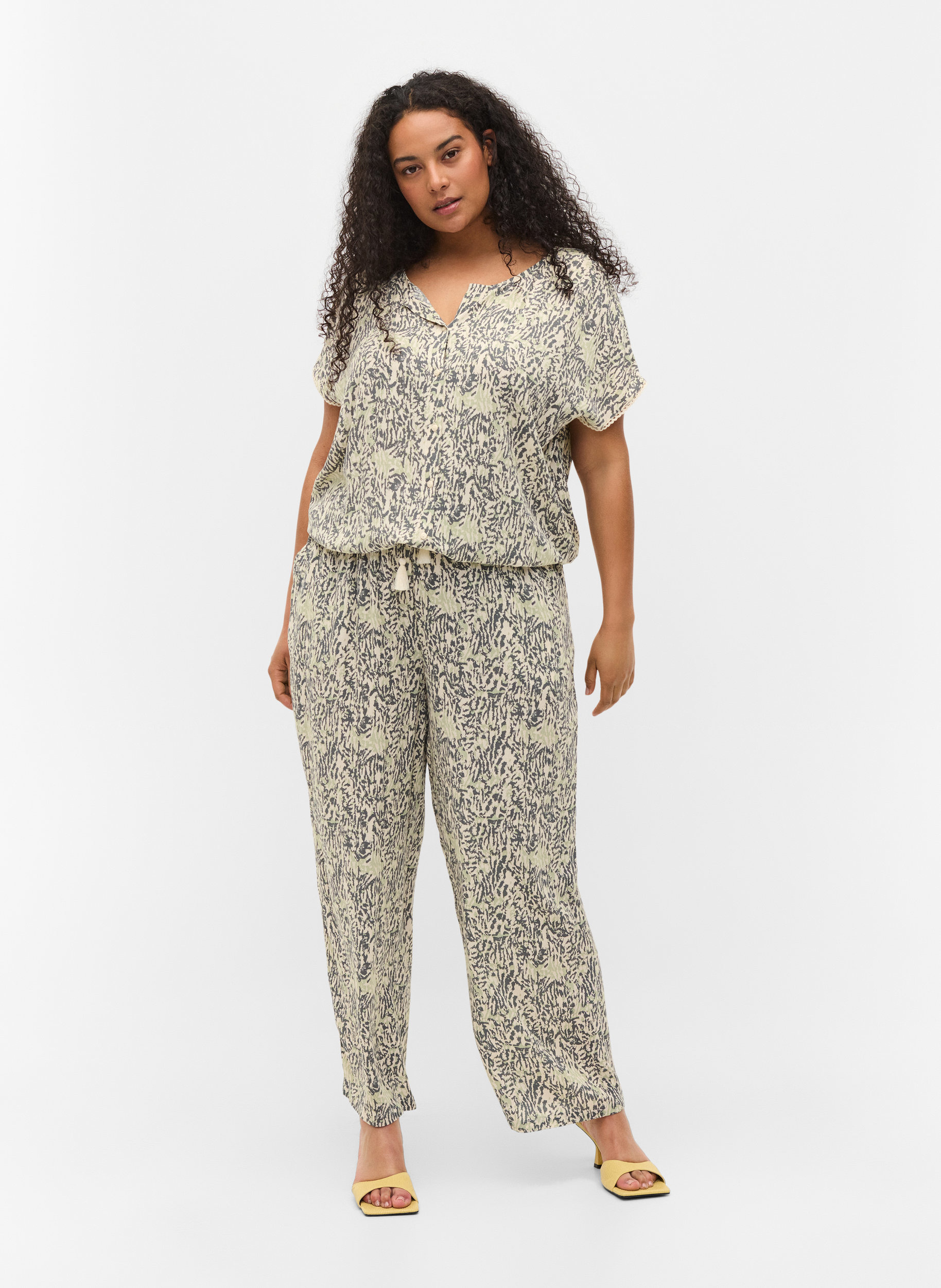 Väljät viskoosihousut kuosilla, Balsam Green AOP, Model