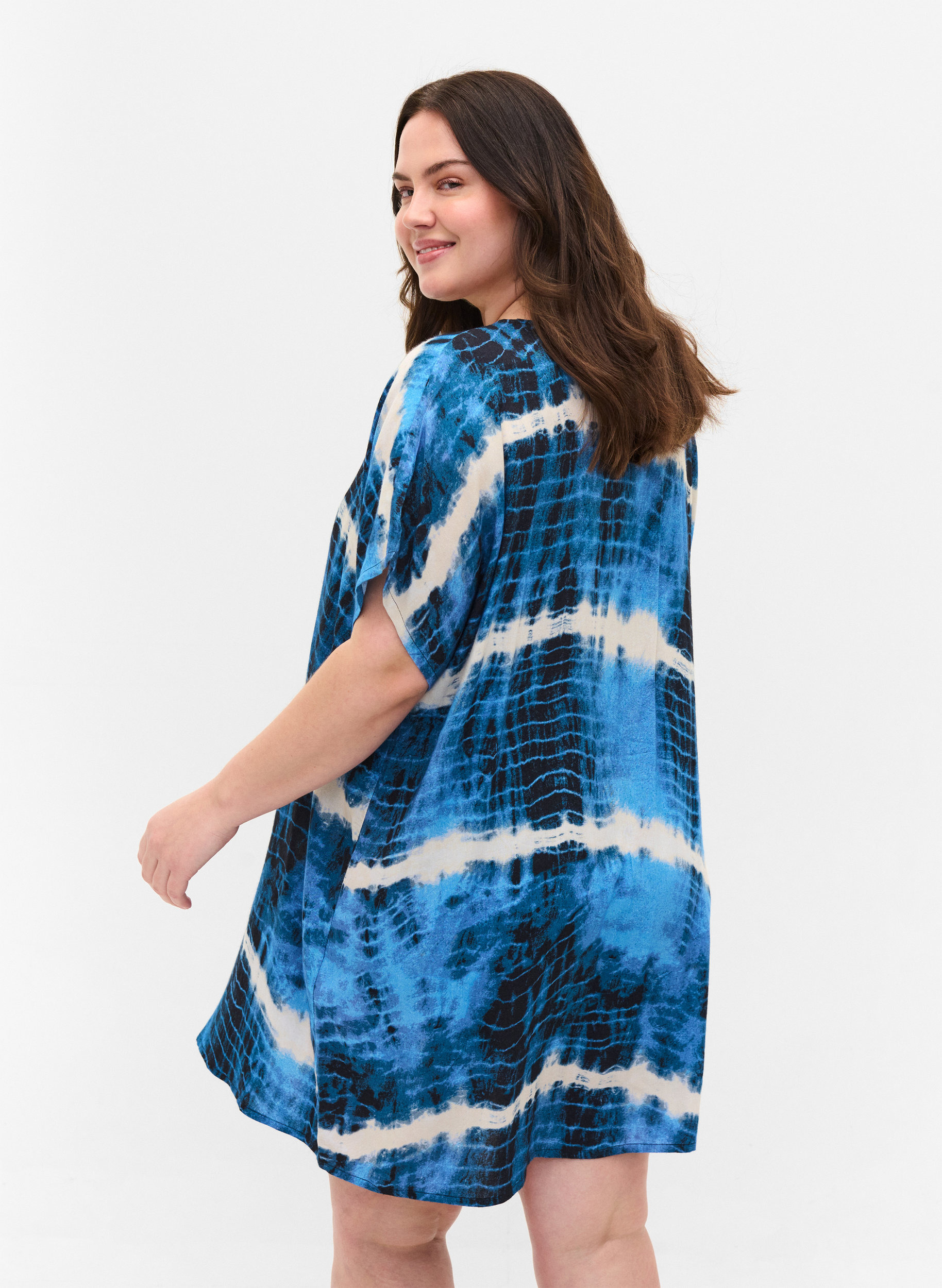 Viskoosista valmistettu rantamekko tie dye -kuosilla, Tie Dye Print, Model