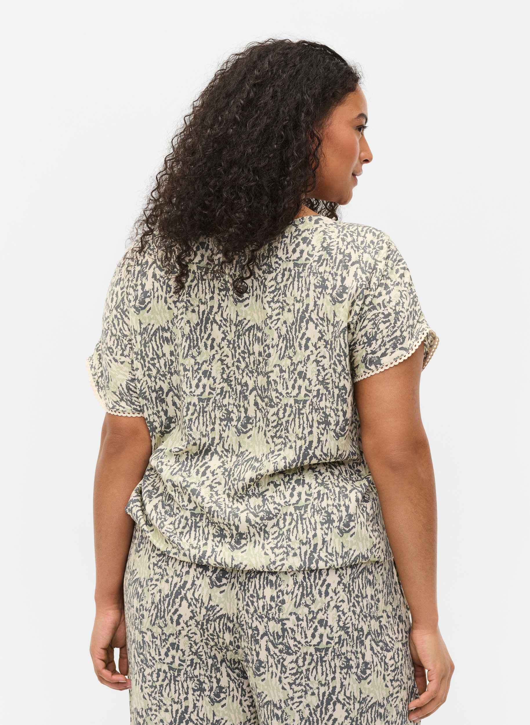 Lyhythihainen viskoosipusero kuosilla, Balsam Green AOP, Model
