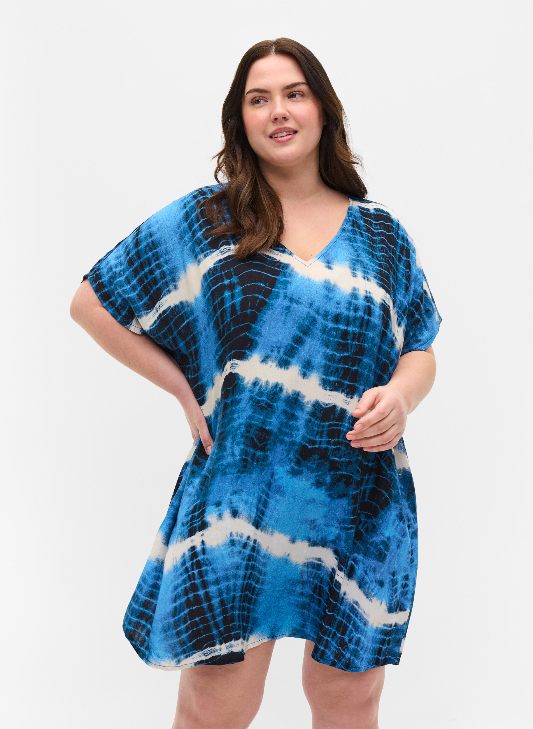 Viskoosista valmistettu rantamekko tie dye -kuosilla, Tie Dye Print, Model