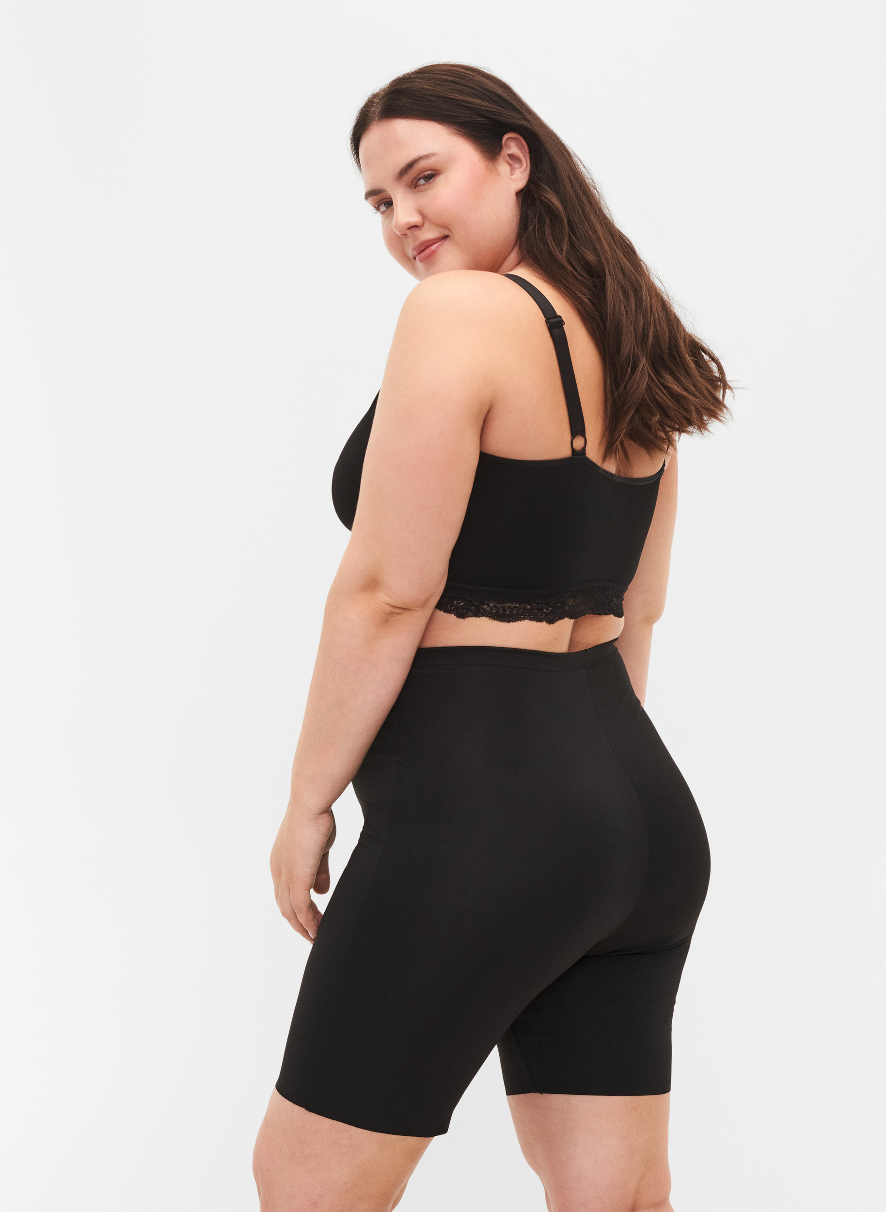 Kevyesti muotoilevat shortsit korkealla vyötäröllä, Black, Model